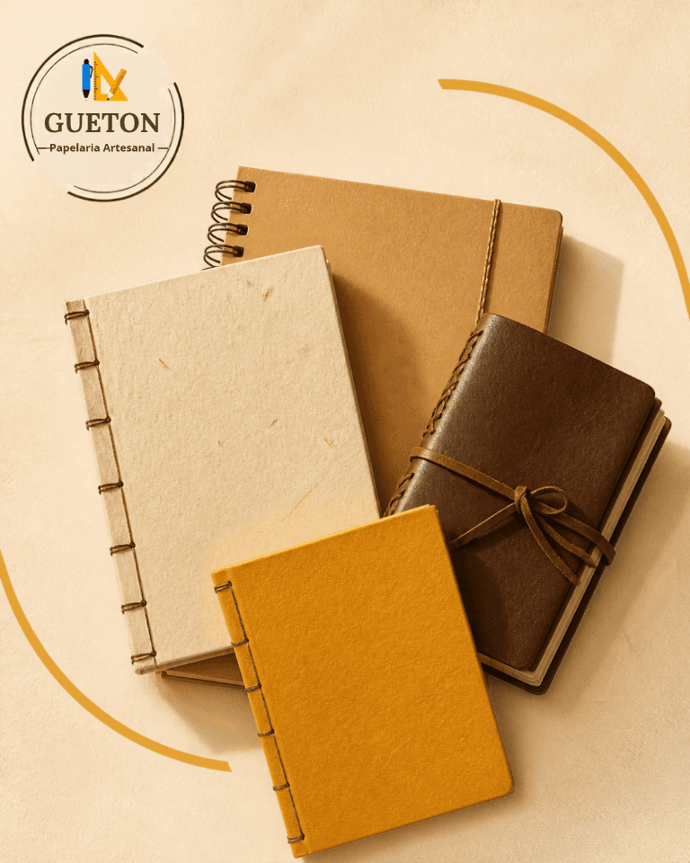 Cadernos artesanais em tons creme, dourado e marrom